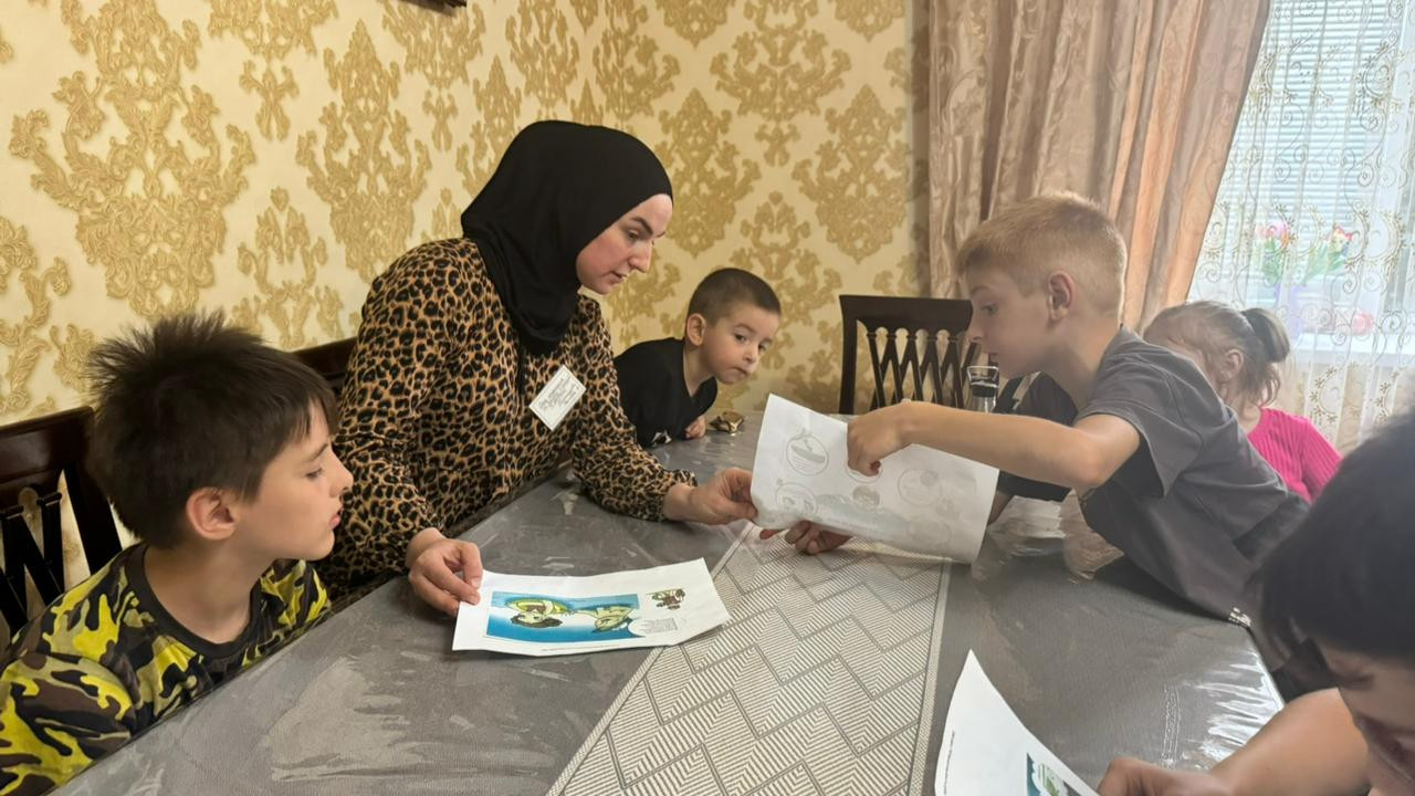 Специалист по работе с семьей и детьми Багомедова Замира провела беседу с подопечными на тему: "Правила поведения на воде".